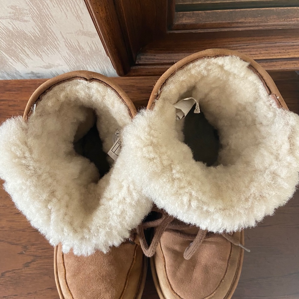 UGG “Lodge” boots size 7 (can fit 8!) - Picture 3 of 10